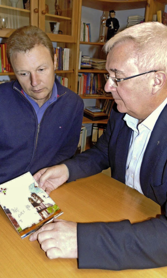 Dekan Peter Berg (rechts) und Pfarrgem...begutachten den neuen Fridolinsboten.   | Foto: Michael Gottstein