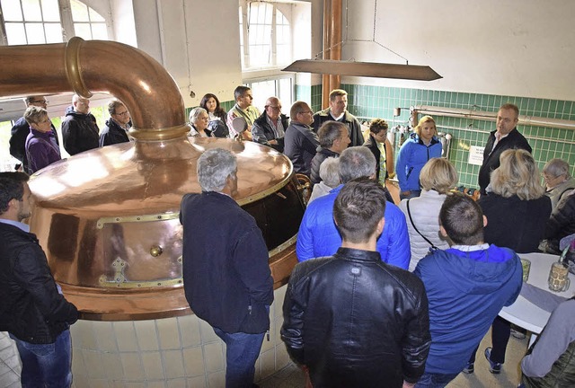 Rundgang durch die Brauerei. Hinten re...er gefliesten Wand steht Harald Neff.   | Foto: Hubert Bleyer