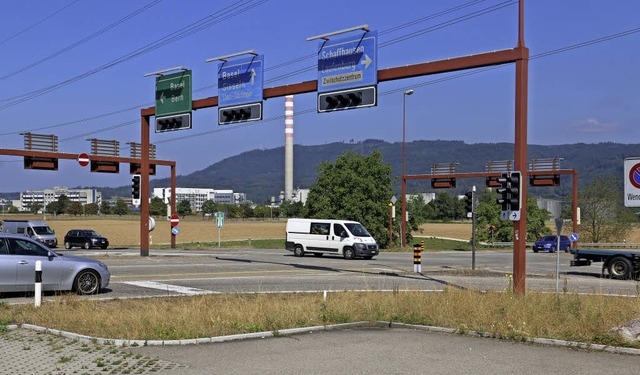 Ein Kreisel soll die Ampel am Verkehrs...igen Verkehrsablauf zu gewhrleisten.   | Foto: Dennis kalt