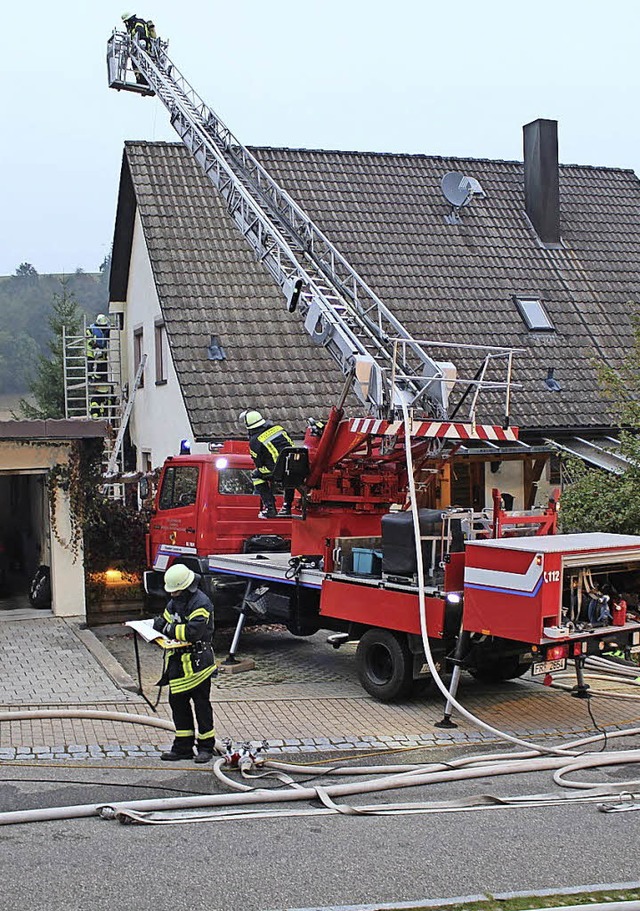 Ein Schwelbrand im  Jgerweg lie  am ...rstagmorgen die Feuerweher anrcken.    | Foto: M. Ganz