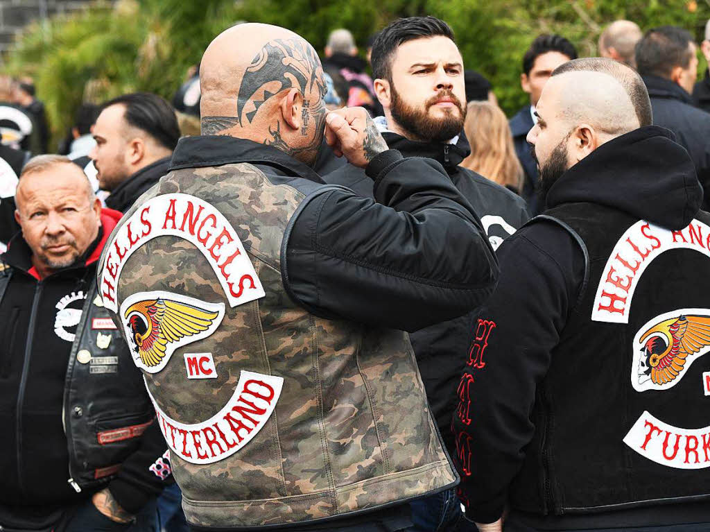 Rocker aus mehreren Europischen Lndern bei der Beisetzung von Aygn Mucuk auf dem Neuen Friedhof in Gieen.