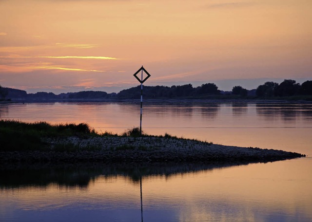 Spiel der Farben: Abendstimmung am Elbufer in der Elbtalaue   | Foto: dpa