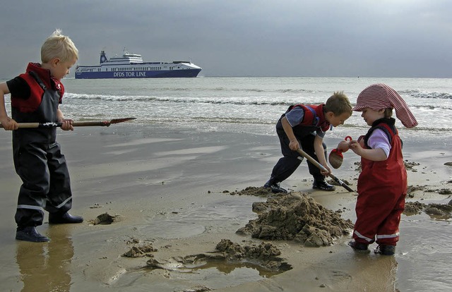 Buddeln am Strand: Kinderglck in Zoutelande   | Foto: Anselm Busshoff