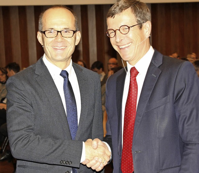 Sparkassenchef Jochen Brachs (links) m... und Referent Christoph von Marschall   | Foto: Peikert