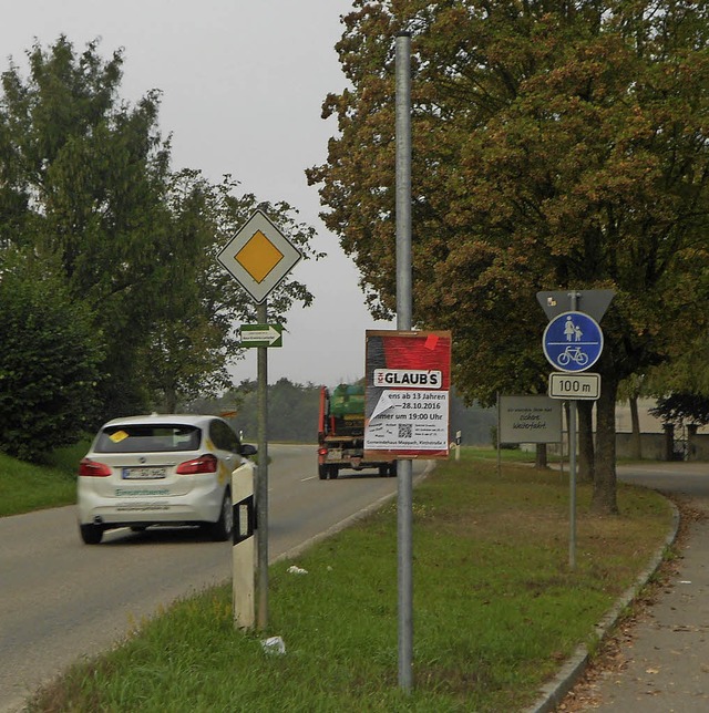 Inzwischen werden die Pfosten in Egrin... sind sie zur   Radwegebeschilderung.   | Foto: schopferer