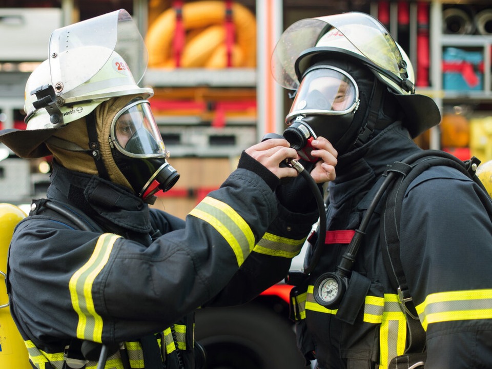 Feuerwehrleute in Schutzkleidung haben...ien geprft und geborgen. (Symbolbild)  | Foto: dpa