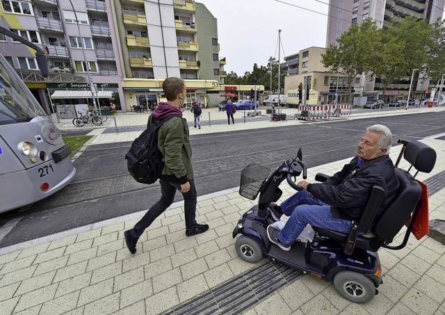 Ohne Ampel zu gefhrlich: Aurelio Nied...der neuen Haltestelle in Betzenhausen   | Foto: Thomas Kunz