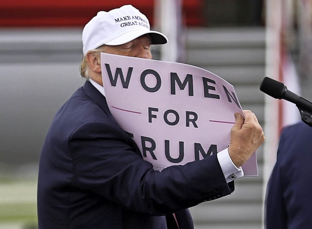 Stimmt das? Der Beschuldigte mit einem Schild: &#8222;Frauen fr Trump&#8220;.   | Foto: AFP
