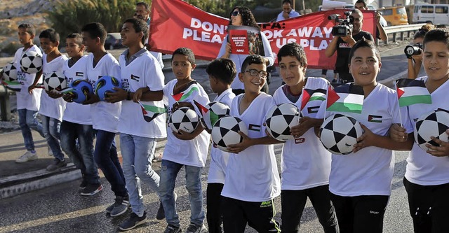 Nachwuchsspieler protestieren in Maale Adumim.   | Foto: AFP