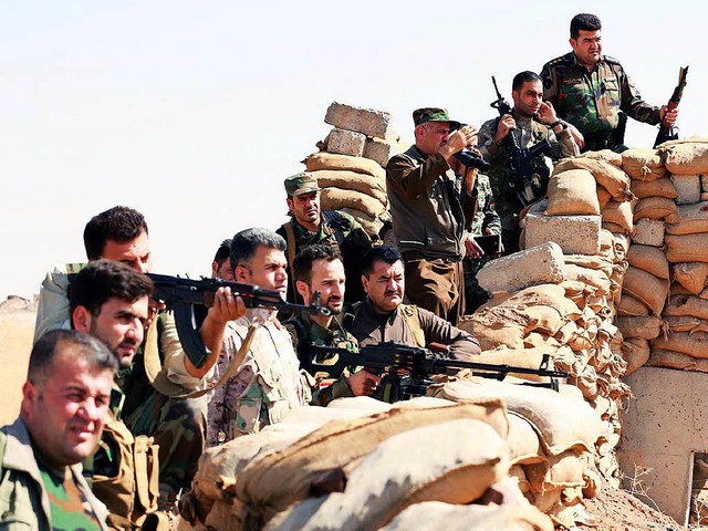 Kurdische Peschmerga-Kmpfer beobachten hinter der Front die Kmpfer des IS.  | Foto: dpa