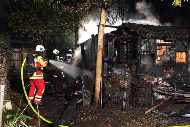 Gartenhtte brennt mitten in der Nacht komplett ab