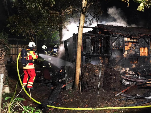 Die Bad Sckinger Feuerwehr lscht eine Gartenhtte  | Foto: Feuerwehr