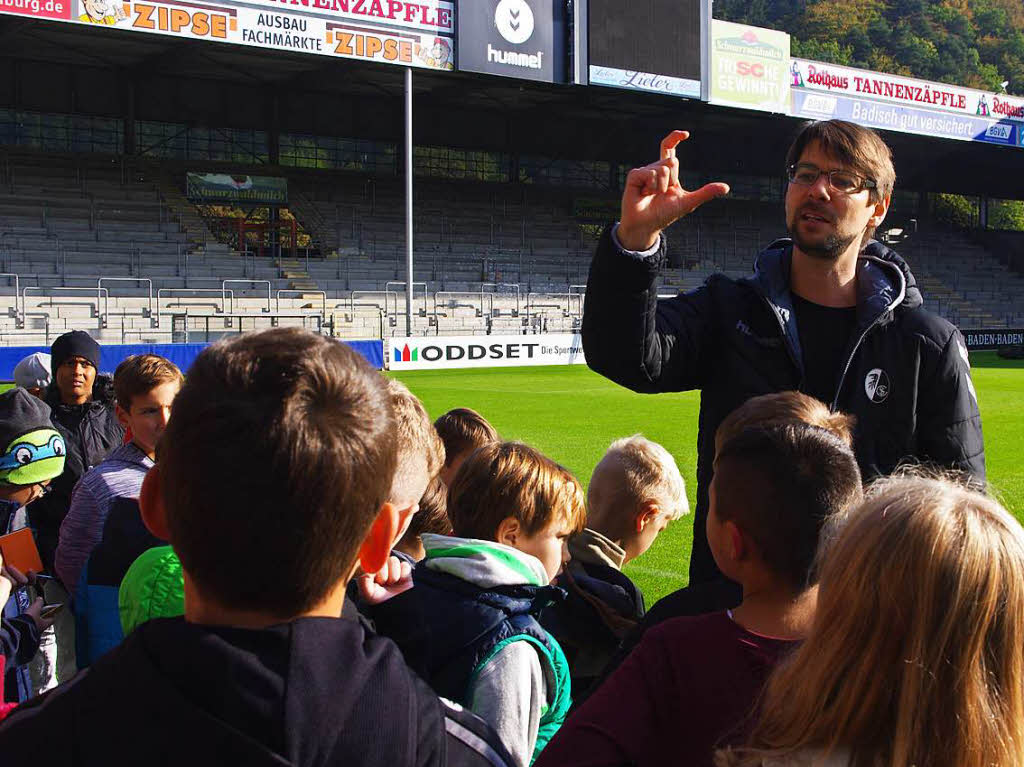 Neben dem Spielfeld, direkt vor den Ersatzbnken ging die Fhrung weiter.