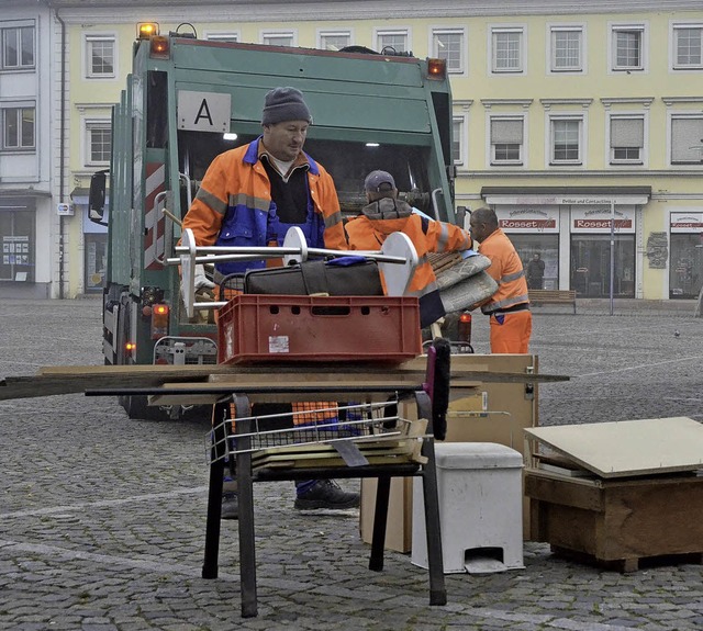 Bauhof-Mitarbeiter bei Einladen auf dem Marktplatz   | Foto: Lieschke