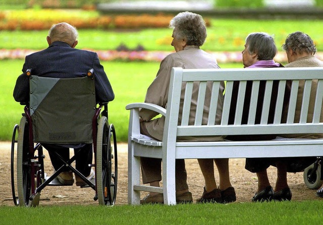 Die Bevlkerung wird immer lter. Die ...Herausforderungen frhzeitig stellen.   | Foto: dpa