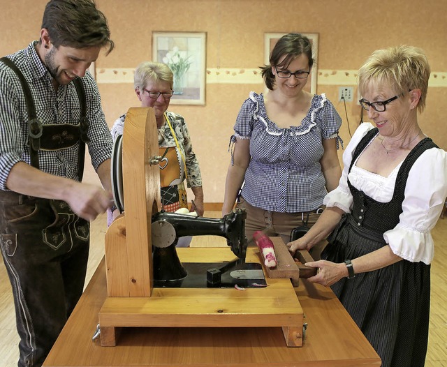 Der eine kurbelt, die andere hlt den Rettich.   | Foto: Christoph Breithaupt