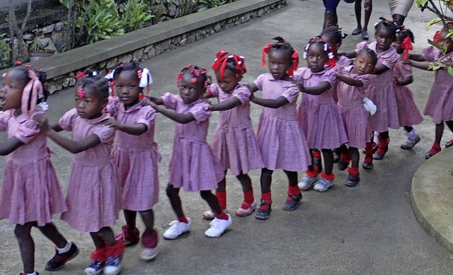 Diese Mdchen besuchen den Kindergarten, der in Haiti entstanden ist.  | Foto: privat/Gabriele Hennicke