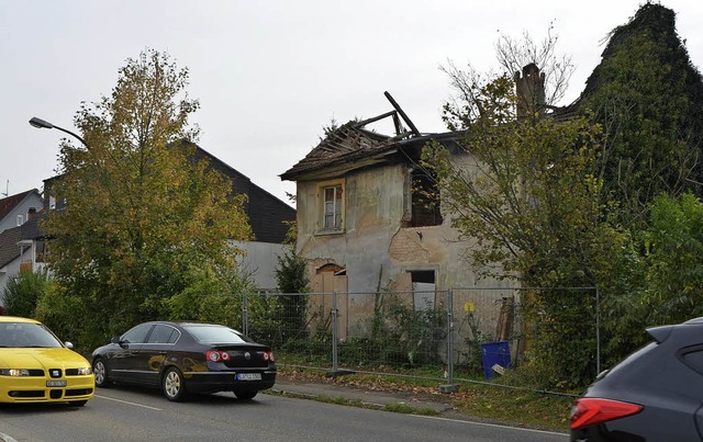 Die Ruine an der B34  verschwindet. Au...ck  sollen Terrassenhuser entstehen.  | Foto: Bhm-Jacob