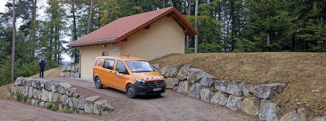 Von den neuen Speicherkammern ragt nur...inheit beherbergt, aus dem Waldboden.   | Foto: Frey