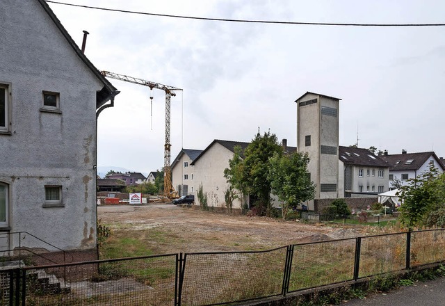 Die Brachflche in der Bildmitte und a...(linkes Haus) soll neu bebaut werden.   | Foto: Helmut Rothermel