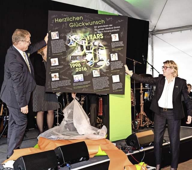 Andreas und Heike Langer freuten sich ...d ihnen zum Jubilum geschenkt haben.   | Foto: Zahn