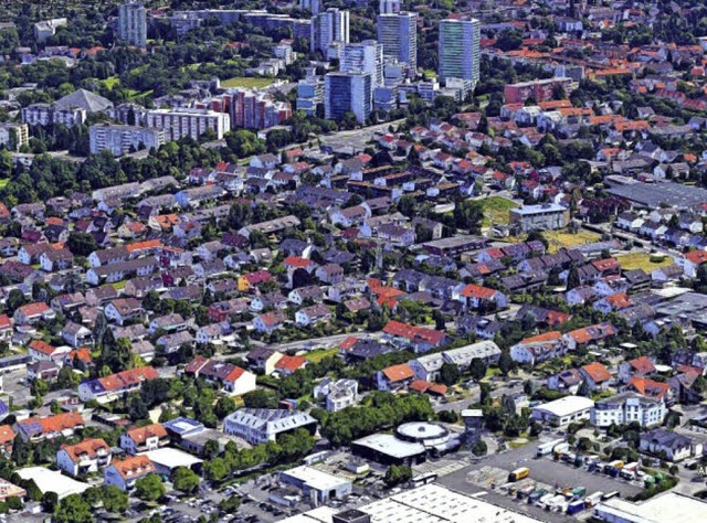 Das Gebiet Haid liegt zwischen dem Gew...m die 500 neue Wohnungen entstehen.     | Foto: Google-Luftbild/GeoDasis-DE/BKG