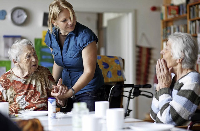 Ein Thema, das in der Gesellschaft imm...chtiger wird: die Pflege von Senioren   | Foto: dpa