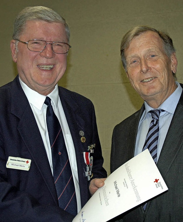 Michael Merle (links), Vorsitzender de...es Deutschen Roten Kreuzes verliehen.   | Foto: Chymo