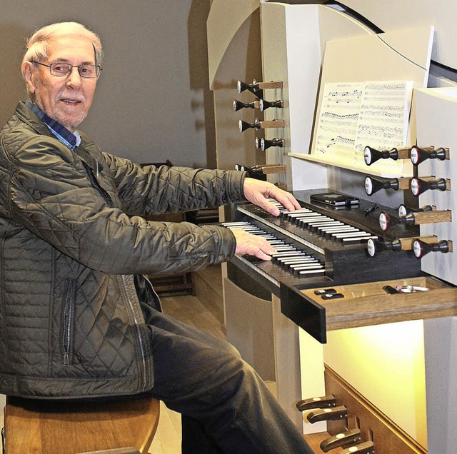 Dieter Sigwart ist seit 60 Jahren  Org...20;-Orgel in der Eisenbacher Kirche.    | Foto: Brichta