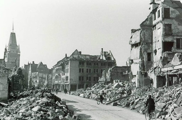 1946: Das blieb von der Adolf-Hitler-S...heit sie wieder Kaiser-Joseph-Strae.  | Foto: Stadtarchiv Freiburg