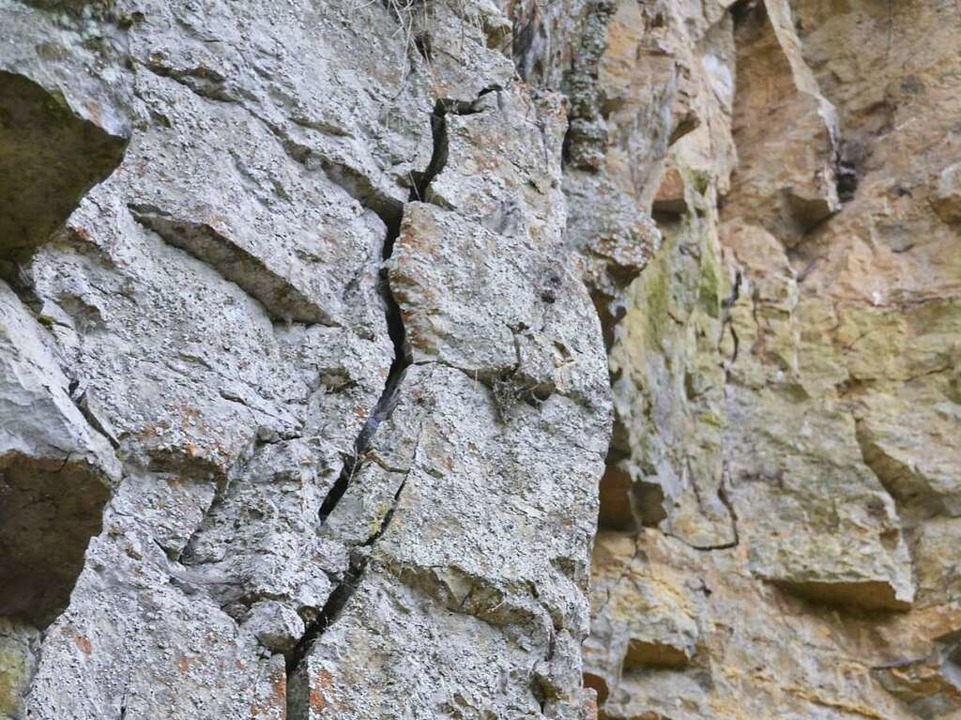 Tiefer Riss in einer Felswand der Wutachschlucht  | Foto: Christian Engel 