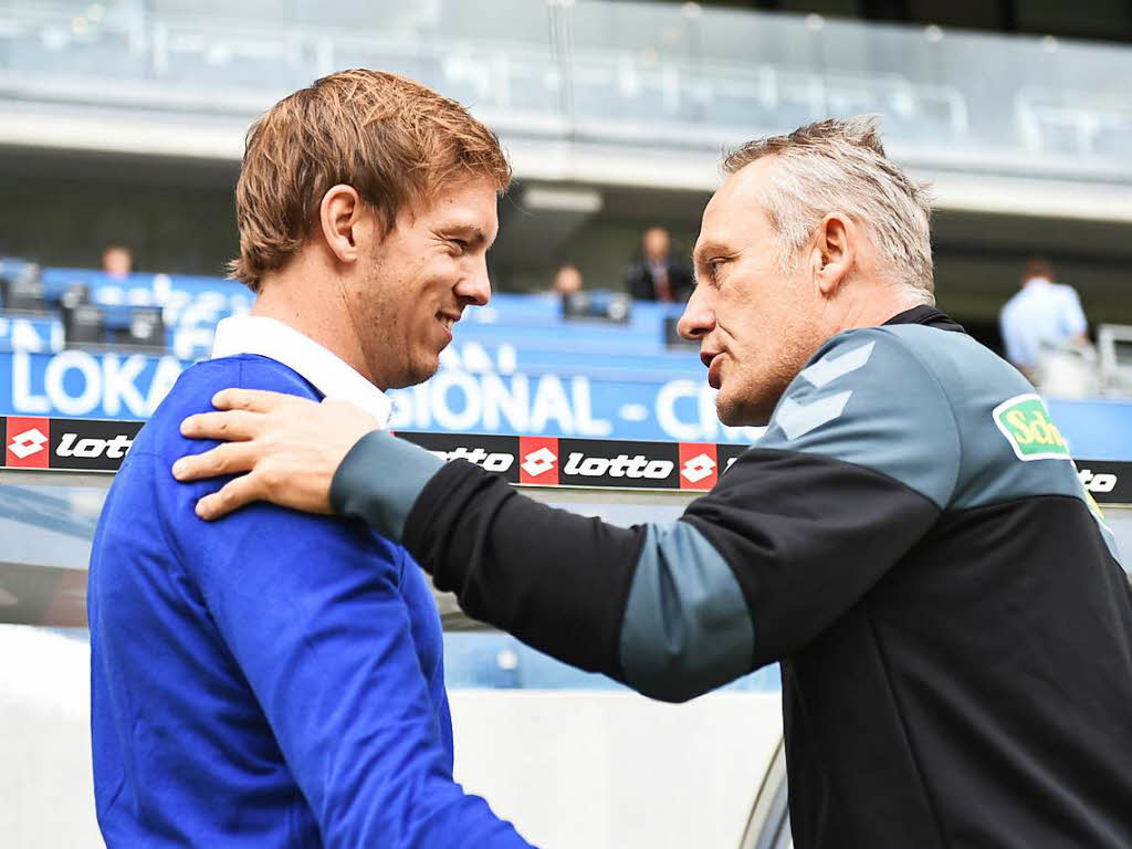 Man kennt sich noch nicht, aber man schtzt sich: Julian Nagelsmann und Chrtsian Streich beim Handshake vor dem Spiel.