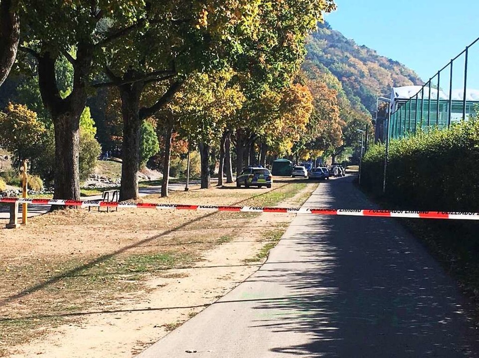 Die Polizei sperrte den Dreisamuferweg unweit des Stadions ab.  | Foto: Frank Zimmermann