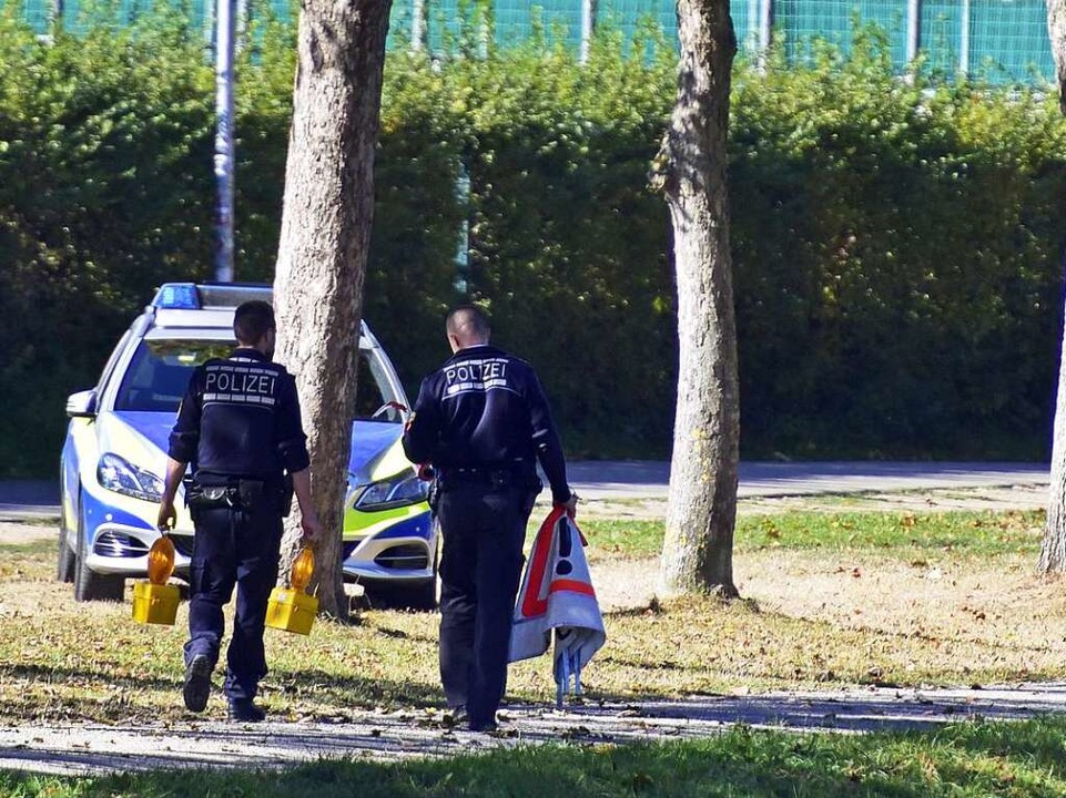 Ermittlungsarbeiten der Polizei an der Dreisam.  | Foto: Thomas Kunz