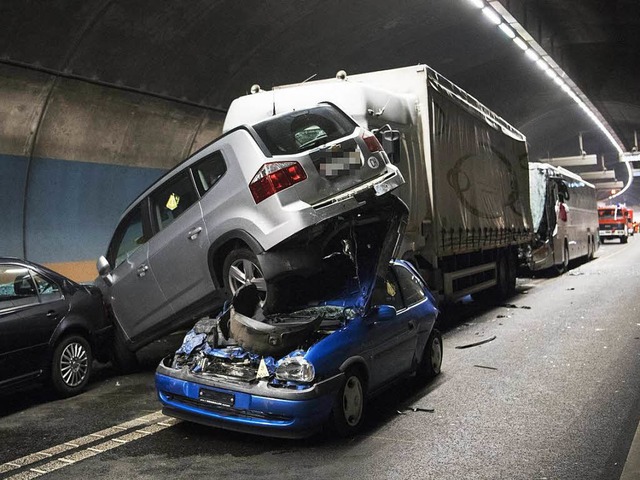 Massenkarambolage um Fsenstaubtunnel bei Schaffhausen.  | Foto: dpa