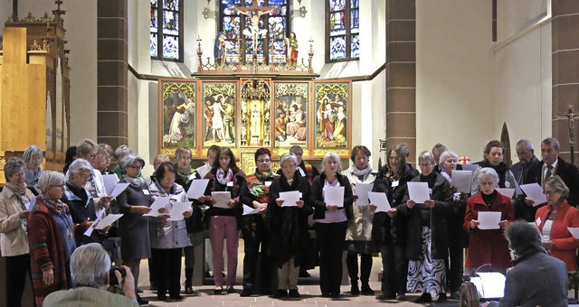 Zur Feier des Tages: Die Hospizler singen im Chor  | Foto: Georg Vo