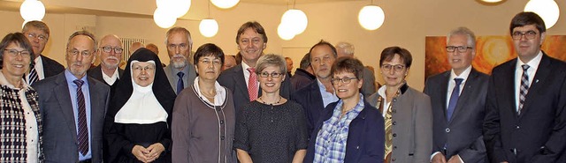 Manfred Wahl und Mutter Martina Merkle...inks) mit Mitstreitern und Gratulanten  | Foto: Barbara Puppe