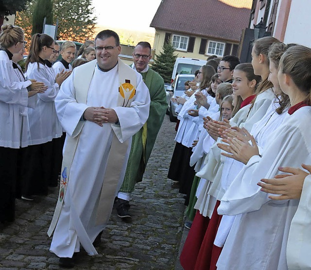 Die Ministranten standen fr Pfarrer Martin Kalt Spalier.  | Foto: Birkle