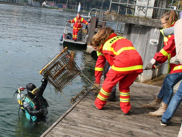 Auch einen Einkaufswagen bargen die Helfer bei der Saubermachaktion im Fluss.  | Foto: Albert Greiner