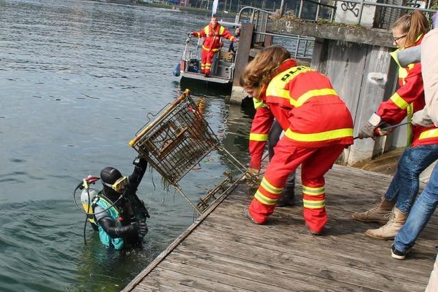 Reinigungsaktion im Rhein bringt einiges an Mll zu Tage