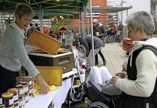 Sabine Graf (links) erluterte an eine...m, wie der Bienenhonig  gewonnen wird.  | Foto: Cremer