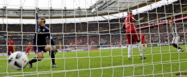 Bayern-Torhter Manuel Neuer signalisi....  In der Mitte steht Jerome Boateng.   | Foto: dpa (2), AFP