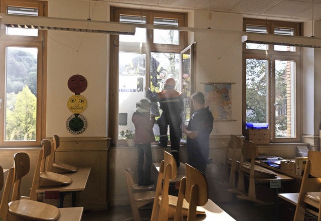 Bei der bung an der Schwarzenbergschu...durch das Fenster in den Korb steigen.  | Foto: G.  Zahn