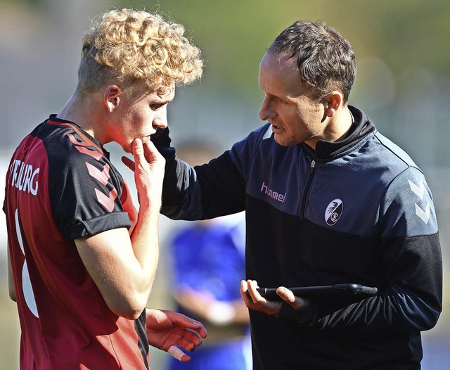 Kleiner  Freiburger Taktik-Talk zwisch...enztrainer Ewald Beskid im Baden-Derby  | Foto: Seeger