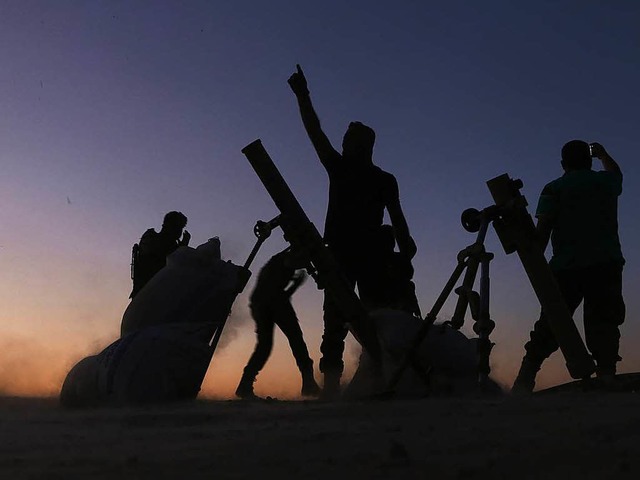 Kmpfer der Freien Syrischen Armee jub... in den Vororten von Dabik am Samstag.  | Foto: AFP