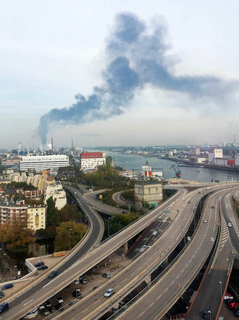 Mehrere Menschen wurden nach der Explosion im Landeshafen Nord des Chemiekonzerns BASF zunächst noch vermisst. Zudem wurden mehrere Personen verletzt. Mehrere Menschen wurden nach der Explosion im Landeshafen Nord des Chemiekonzerns BASF zunächst noch vermisst. Zudem wurden mehrere Personen verletzt.
