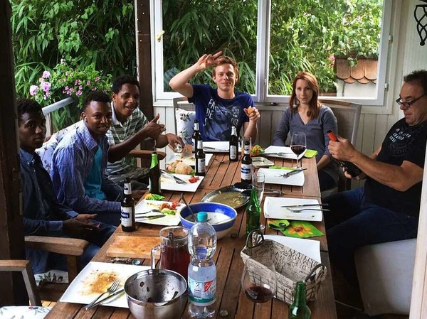 Peter Brendlin: Der Fotograf schreibt: "Unser Sohn hat als Teilnehmer eines Grmpelturniers in Fahrnau spontan drei  jugendliche Flchtlinge zum mitkicken motiviert und anschlieend zu einem Grillabend zu uns nach Hause eingeladen."