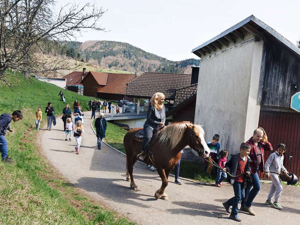 Lena Giovanazzi: Die Fotografin  begleitet eine Gruppe von Flchtlingen, die in Wies fr drei  Monate in einem Dorfgemeinschaftshaus untergebracht war. In groformatigen Tafelbildern wie diesem dokumentiert sie diese Ankunftsgeschichte.