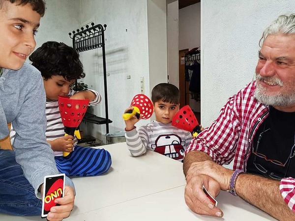 Karin Wohlschlegel: Das Bild  entstand  am 23. Januar im Dorfgemeinschaftshaus  Wies, als dort drei Monate eine Notunterkunft fr  Flchtlingsfamilien eingerichtet war, und zeigt Helfer und Flchtlinge beim   Kartenspiel "UNO UNO".