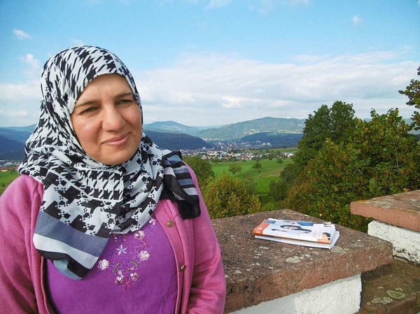 Elsbeth Hofmann: Das Bild zeigt  Flchtlingsfrau Nova auf der Hohen Flum beim  Deutschunterricht in der freien Natur. "Sie war sehr glcklich ihr neues Zuhause von oben zu sehen", so die Fotografin.